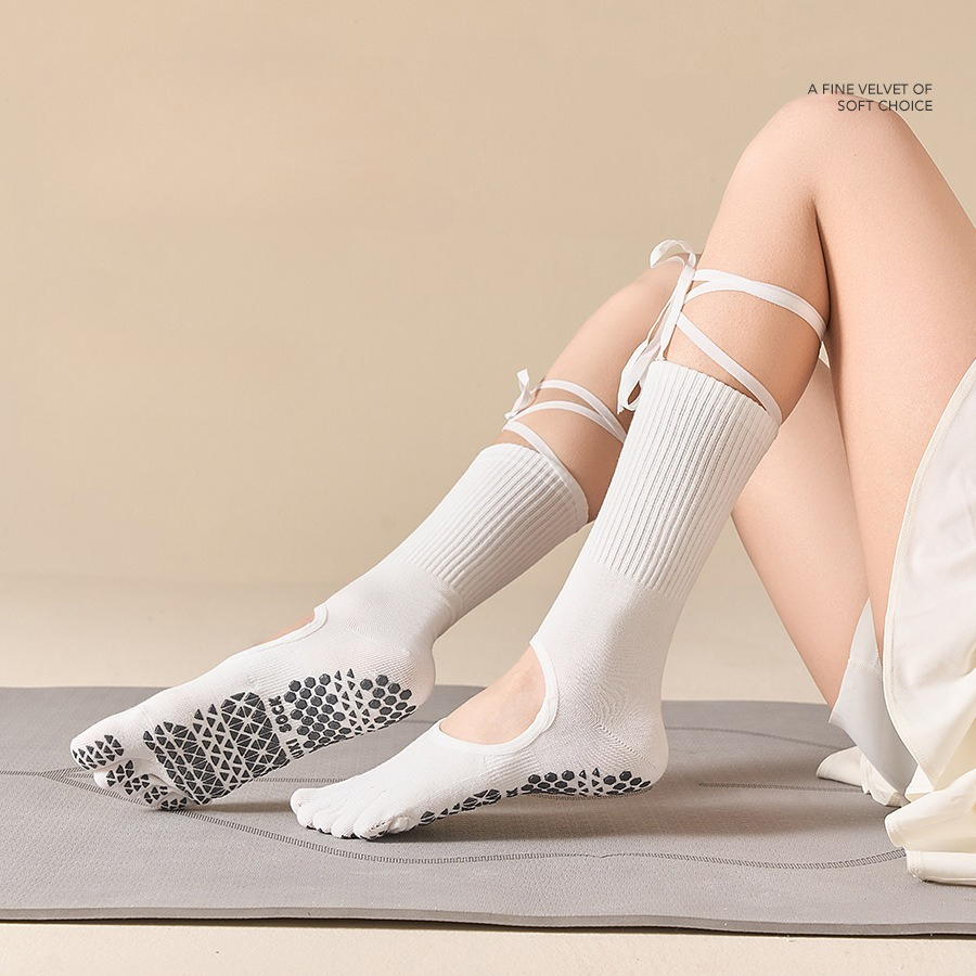女性用、レースアップ式で滑り止め加工が施されたヨガソックス。 - Pilates Yoga Grip Socks のレビューと価格